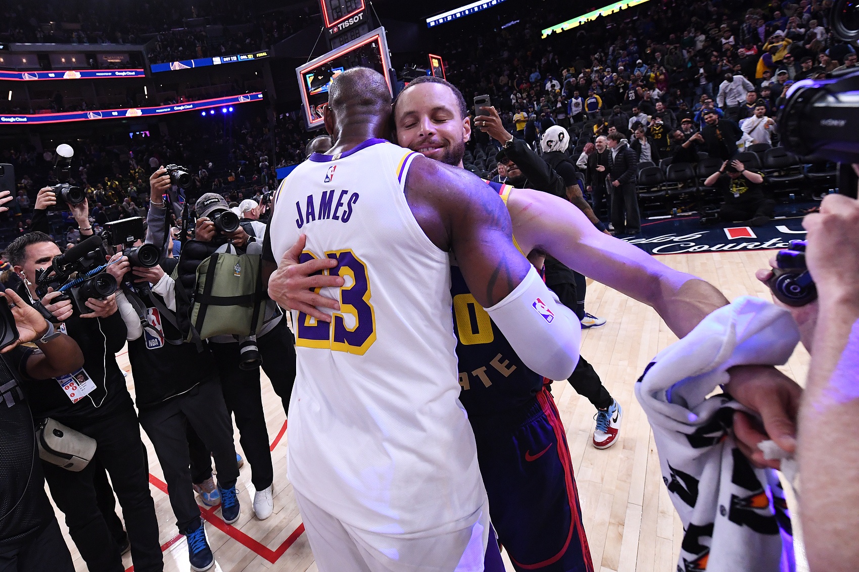 半岛体育app下载-Spears：休赛期肯定会有强援加入勇士的 无论是字母哥或者詹姆斯