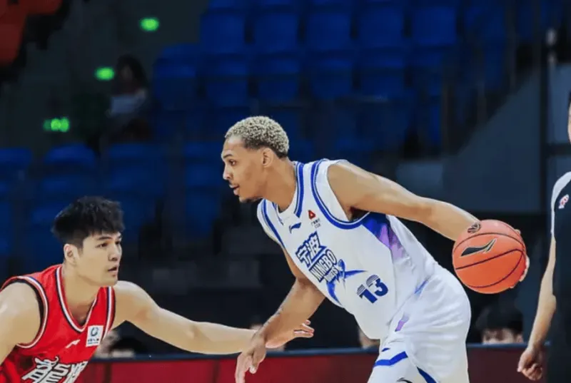 半岛体育-贝兹利宁波首秀出战12分钟,投篮6中4得到8分2篮板1助攻