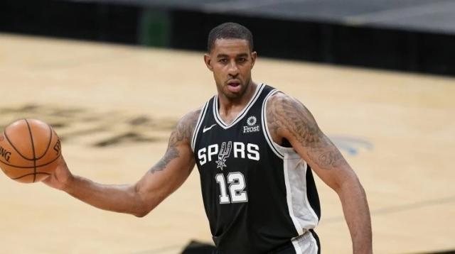 半岛体育-大结局？阿尔德里奇底薪加盟篮网 联手三巨头冲冠